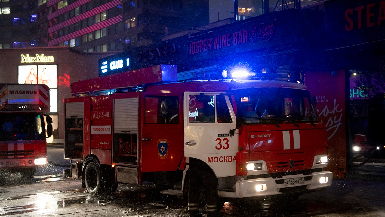 Сотрудники МЧС спасли девять человек на пожаре в Москве