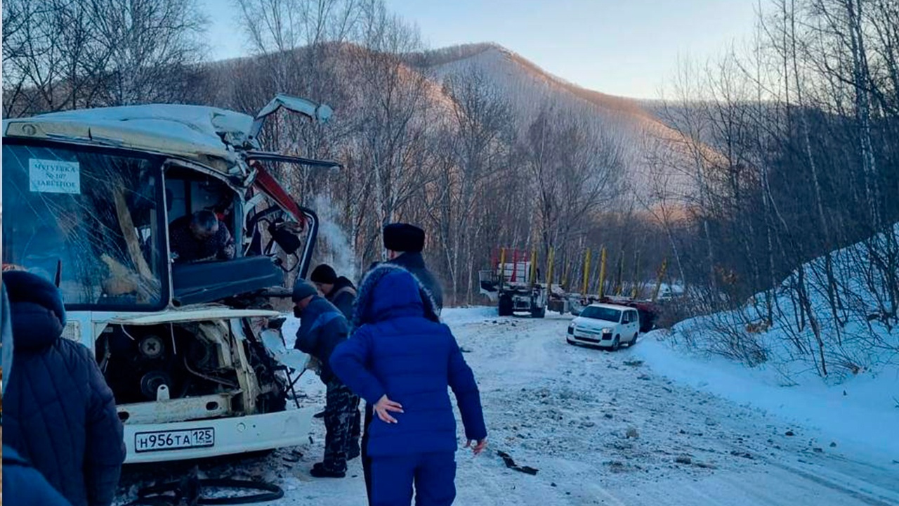 В Приморье лесовоз врезался в пассажирский автобус на скользкой дороге