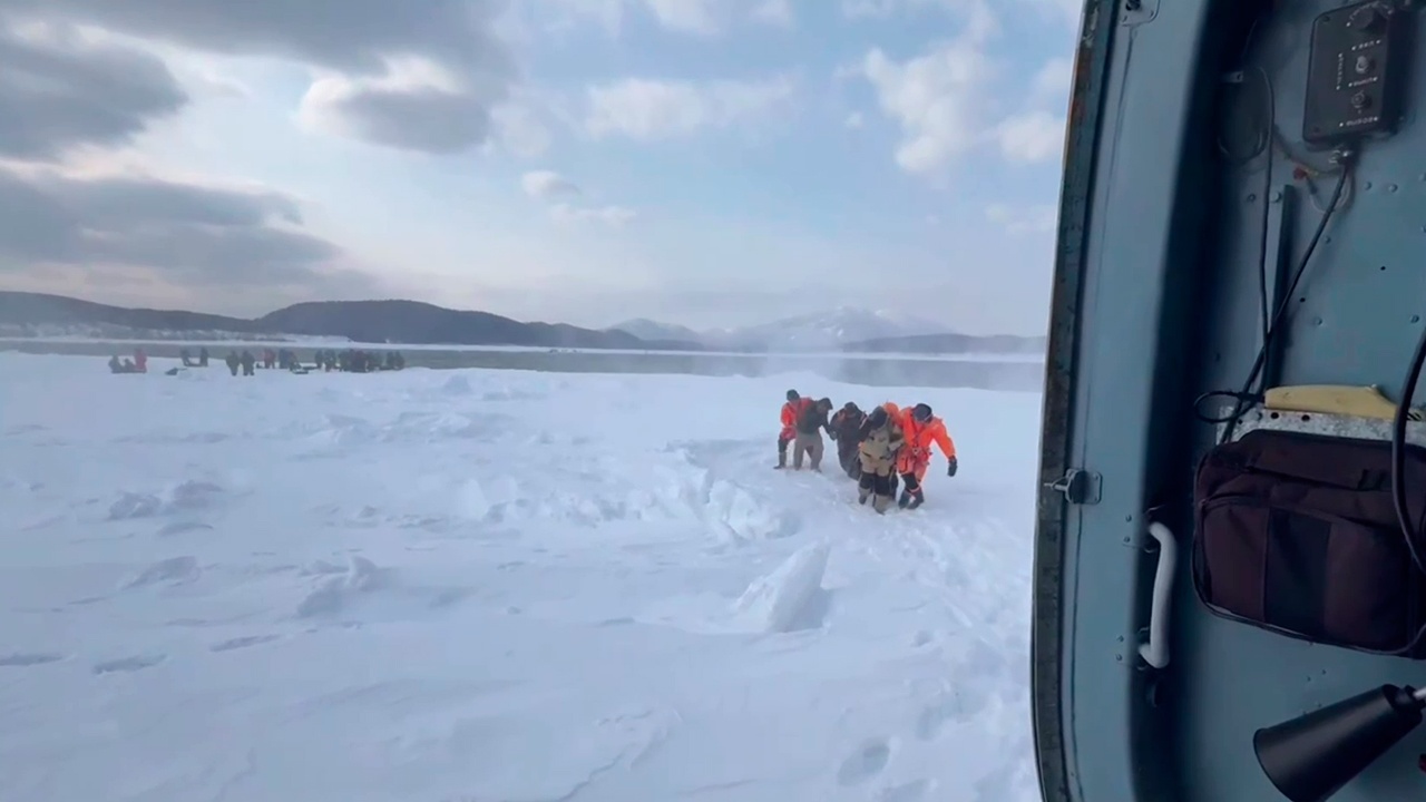 Застрявших на льдине в Охотском море 300 рыбаков начали эвакуировать