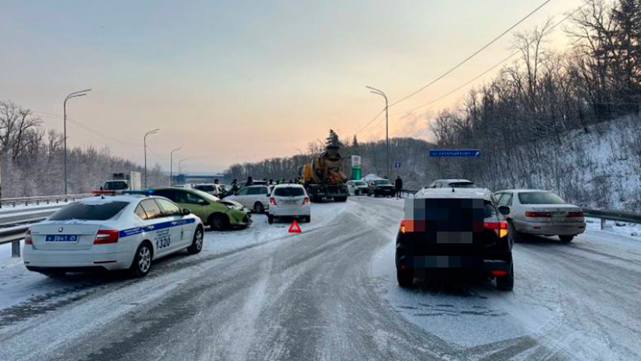 Во Владивостоке произошла авария с участием 13 автомобилей