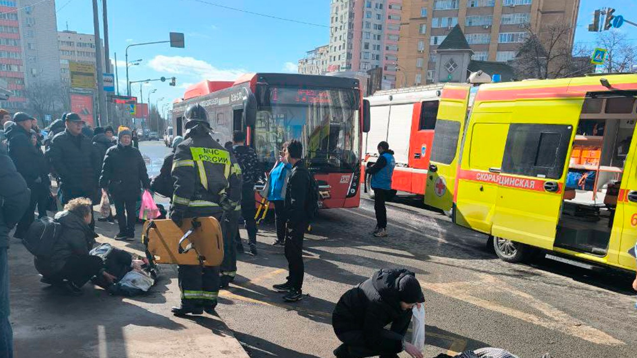 В Казани водитель такси въехал в толпу людей на остановке