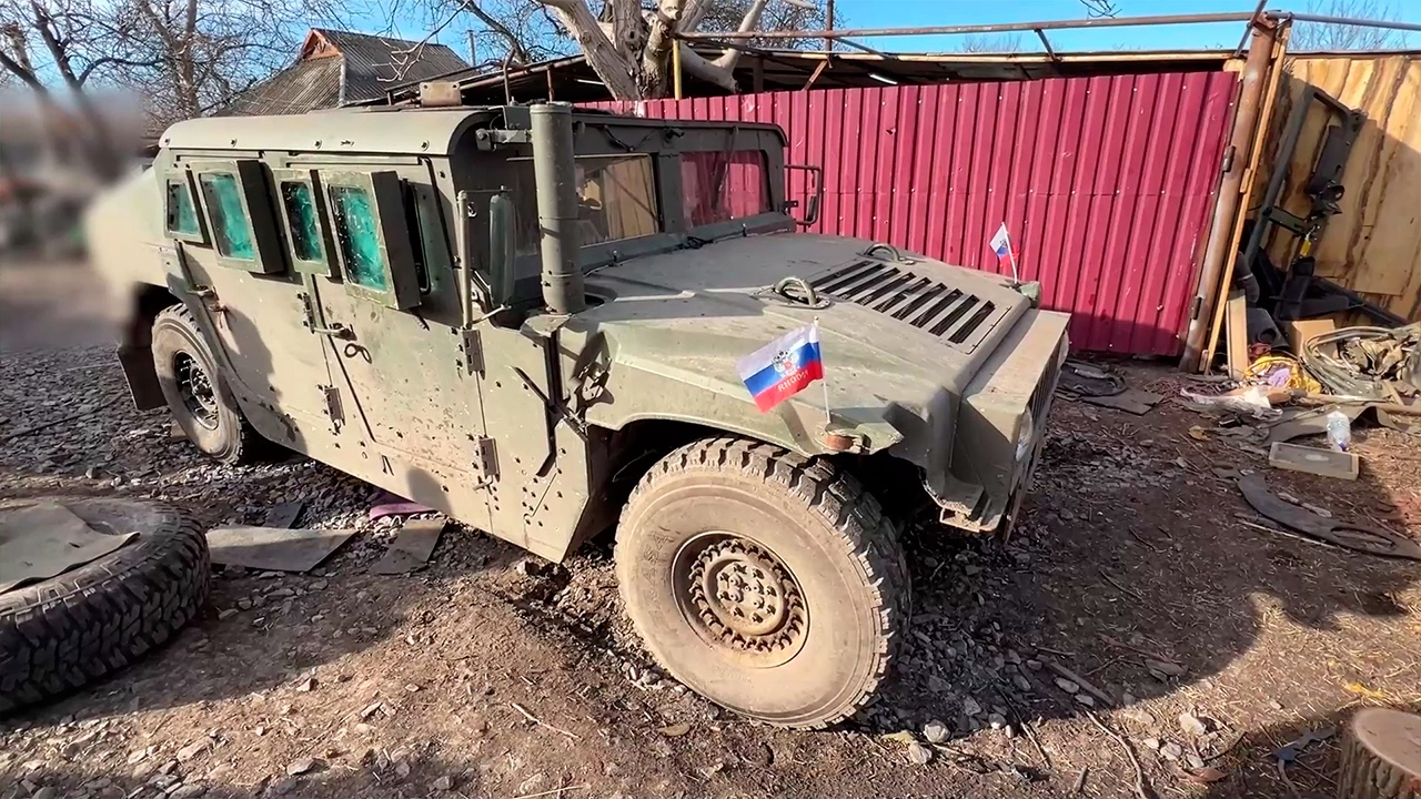 Российские бойцы захватили бронеавтомобиль Humvee в ДНР