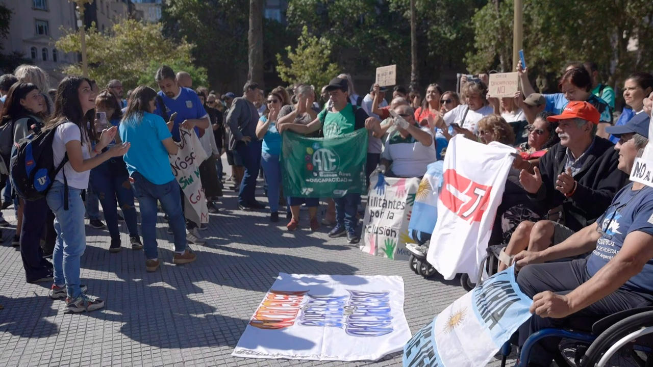 Протестующие против низких пенсий подожгли машину в центре Буэнос-Айреса