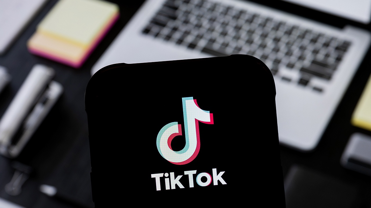 Вэнс заявил, что сделку по продаже TikTok в США могут заключить к апрелю