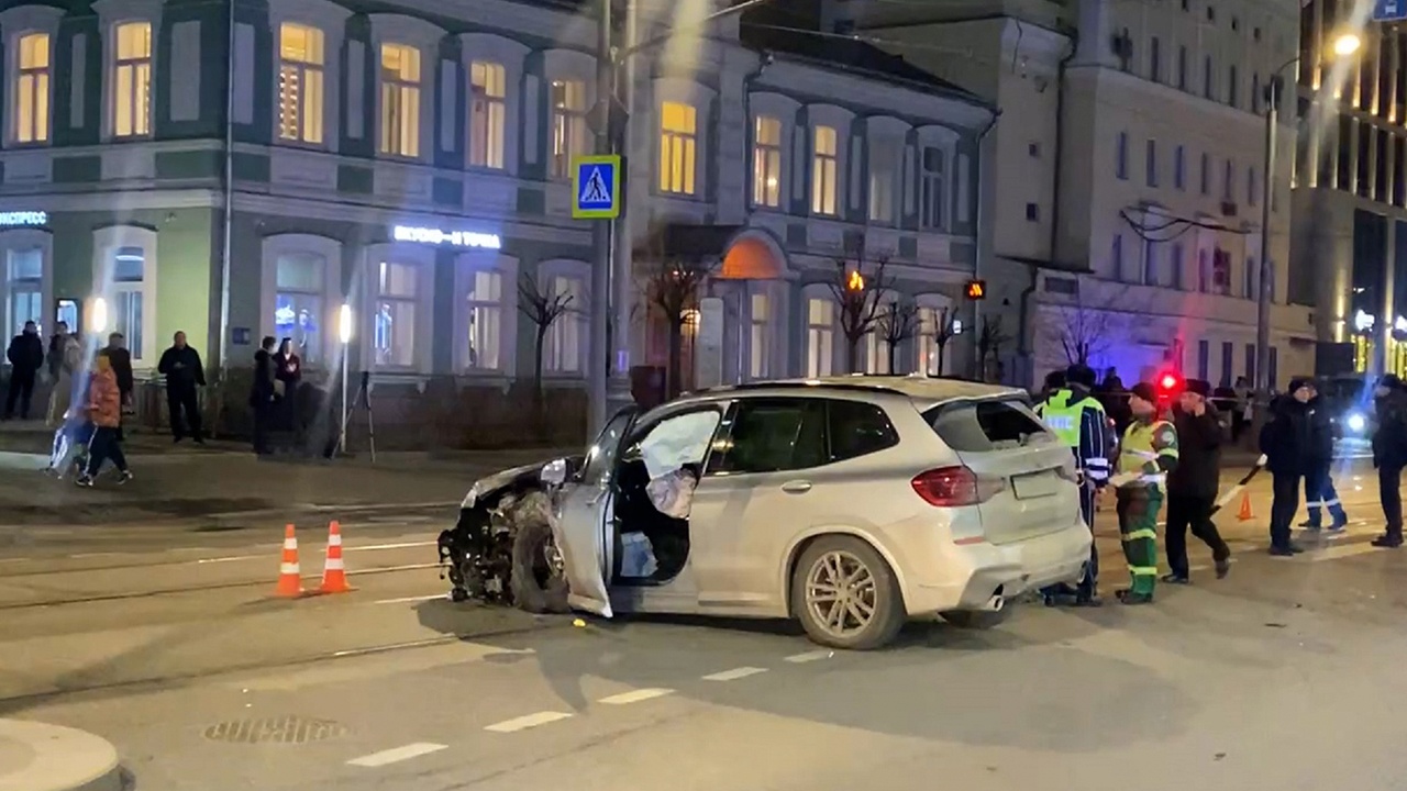 Легковушка протаранила толпу в центре Москвы