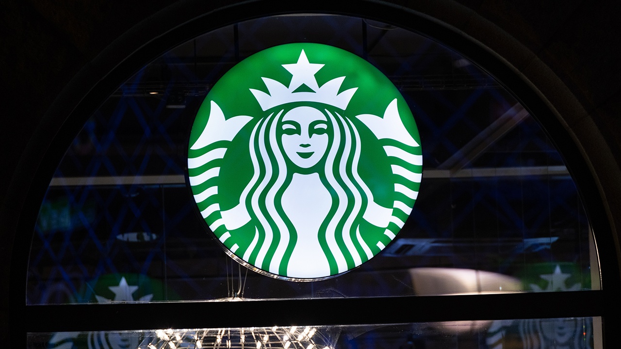 Суд обязал Starbucks выплатить $50 млн курьеру, получившему ожоги от чая