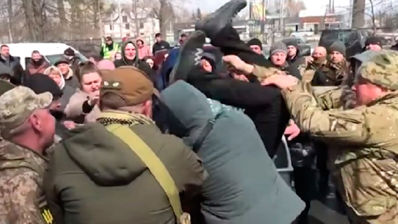 Недовольные жители выбросили в мусорный бак директора больницы на Украине Недовольные жители выбросили в мусорный бак директора больницы на Украине