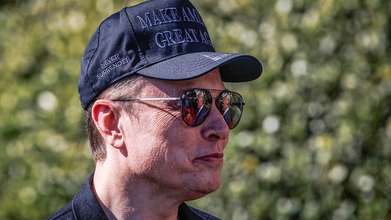 Маск заявил, что из-за падения прибыли Tesla сократит активность в DOGE