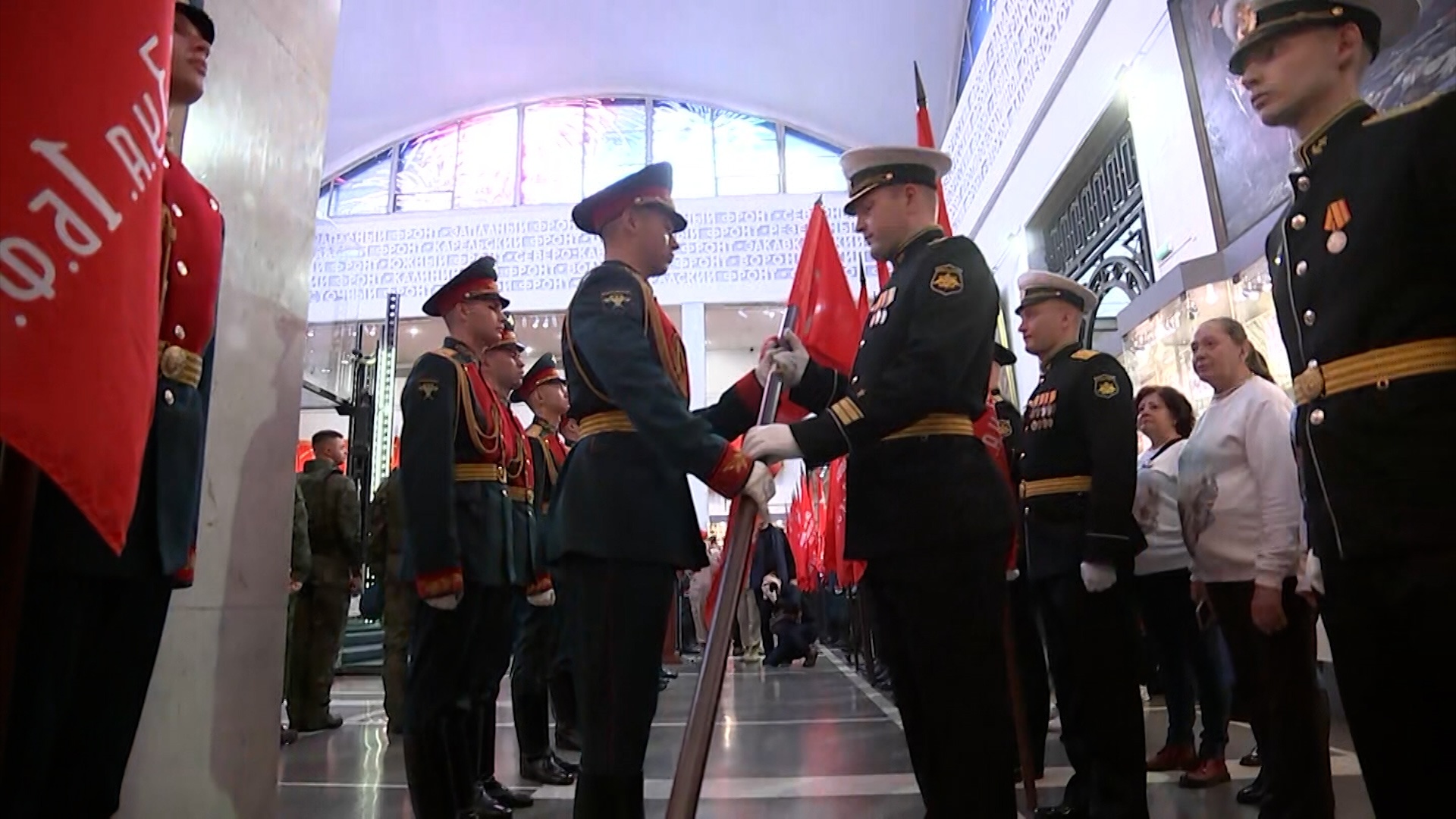 В Москве представителям военных округов передали копии Знамени Победы В Москве представителям военных округов передали копии Знамени Победы