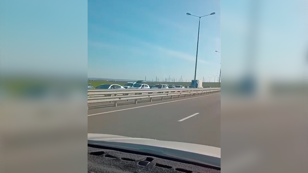 На Крымском мосту образовалась пробка из двух тысяч автомобилей На Крымском мосту образовалась пробка из двух тысяч автомобилей