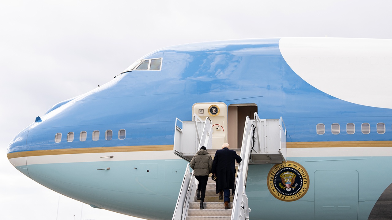 WSJ: Трамп ищет замену Boeing из-за задержки в поставках лайнеров WSJ: Трамп ищет замену Boeing из-за задержки в поставках лайнеров