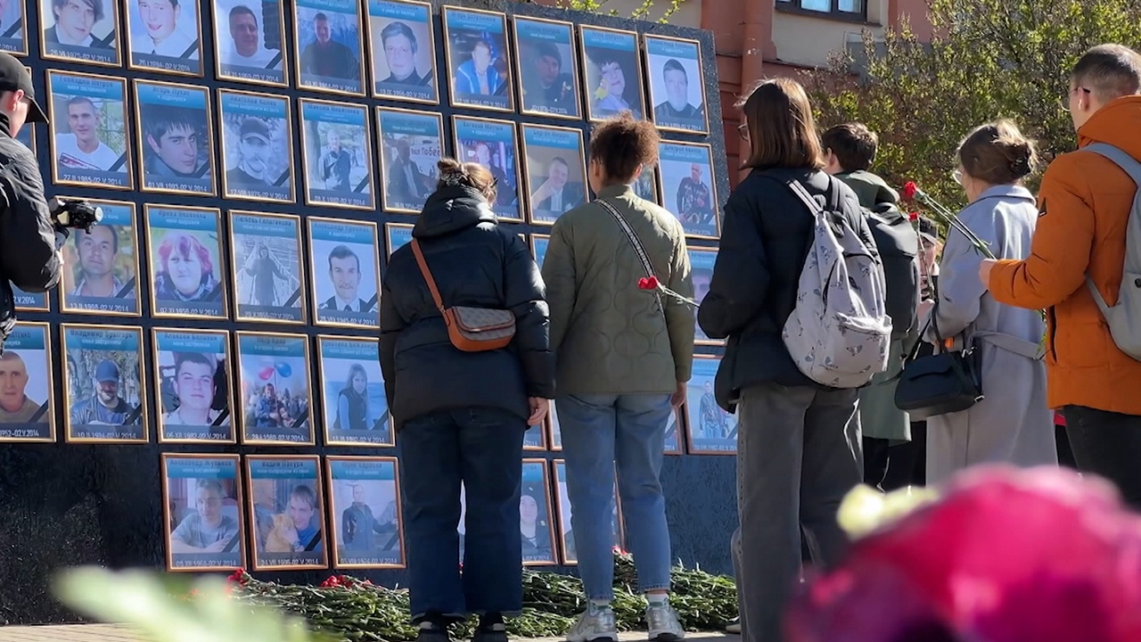 В Донецке, Одессе и Москве почтили память жертв трагедии в Доме профсоюзов В Донецке, Одессе и Москве почтили память жертв трагедии в Доме профсоюзов