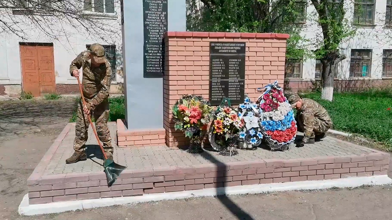 Связисты привели в порядок памятник героям Великой Отечественной в ЛНР Связисты привели в порядок памятник героям Великой Отечественной в ЛНР