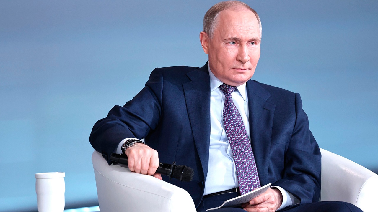 Путин ответил на вопрос, не хочется ли ему иногда «кому-то врезать» Путин ответил на вопрос, не хочется ли ему иногда «кому-то врезать»