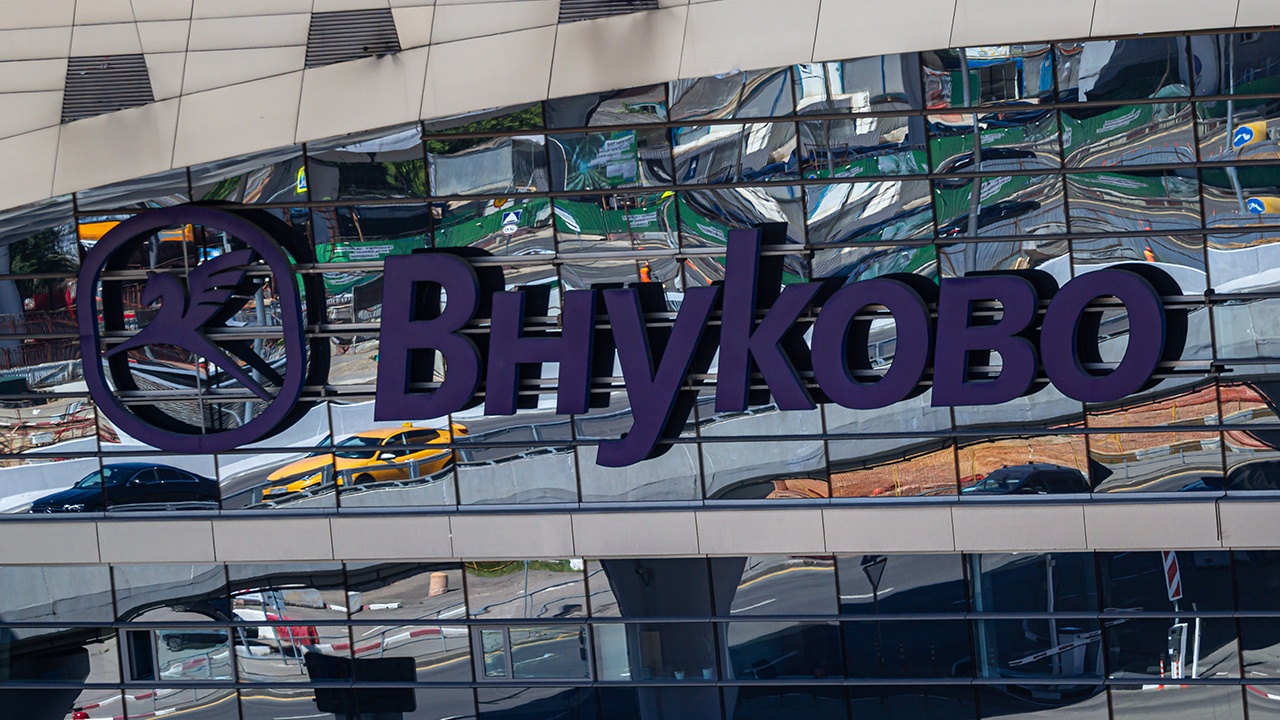 Работу аэропорта Внуково временно ограничили в целях безопасности Работу аэропорта Внуково временно ограничили в целях безопасности