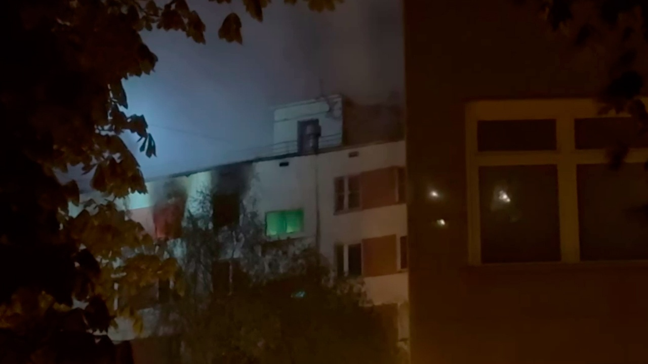 Огонь в доме на юго-западе Москвы охватил 100 «квадратов» Огонь в доме на юго-западе Москвы охватил 100 «квадратов»
