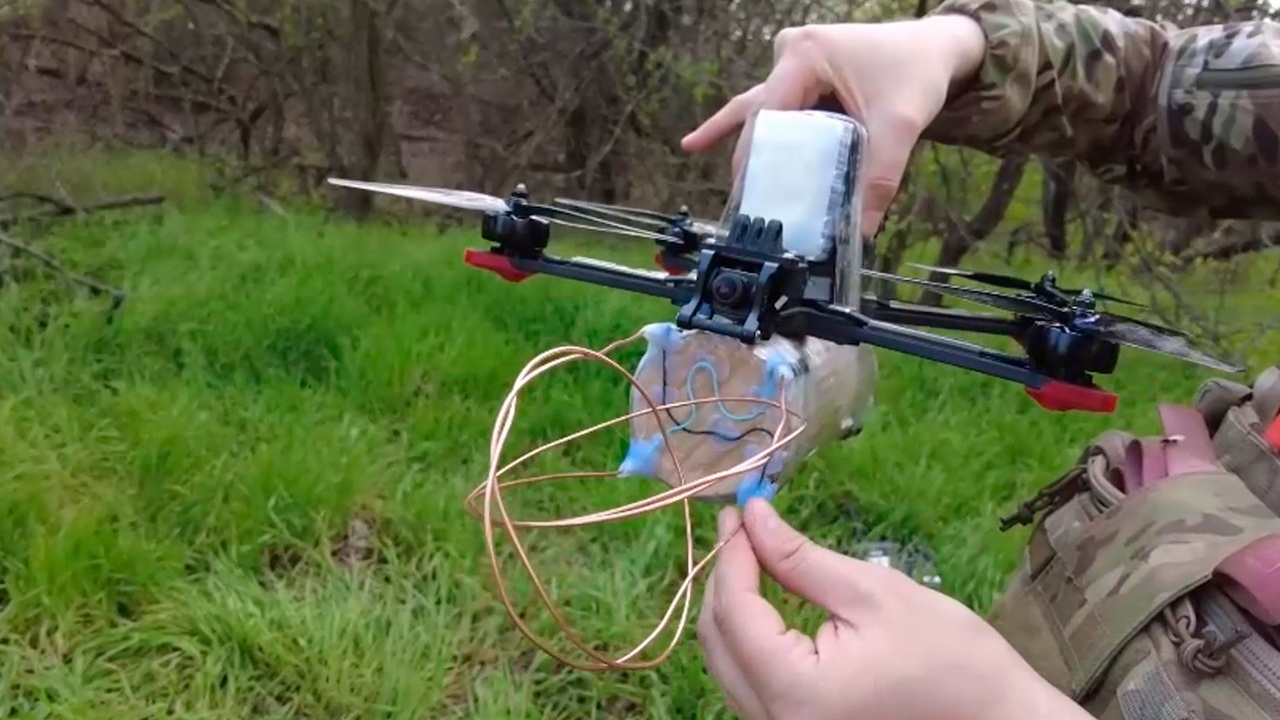 Маскировка не спасла арторудия ВСУ от FPV-дрона в Запорожской области Маскировка не спасла арторудия ВСУ от FPV-дрона в Запорожской области
