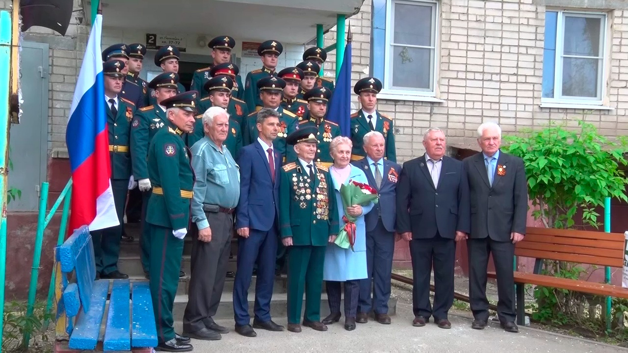 Военный оркестр полигона Капустин Яр устроил парад у дома ветерана ВОВ Военный оркестр полигона Капустин Яр устроил парад у дома ветерана ВОВ