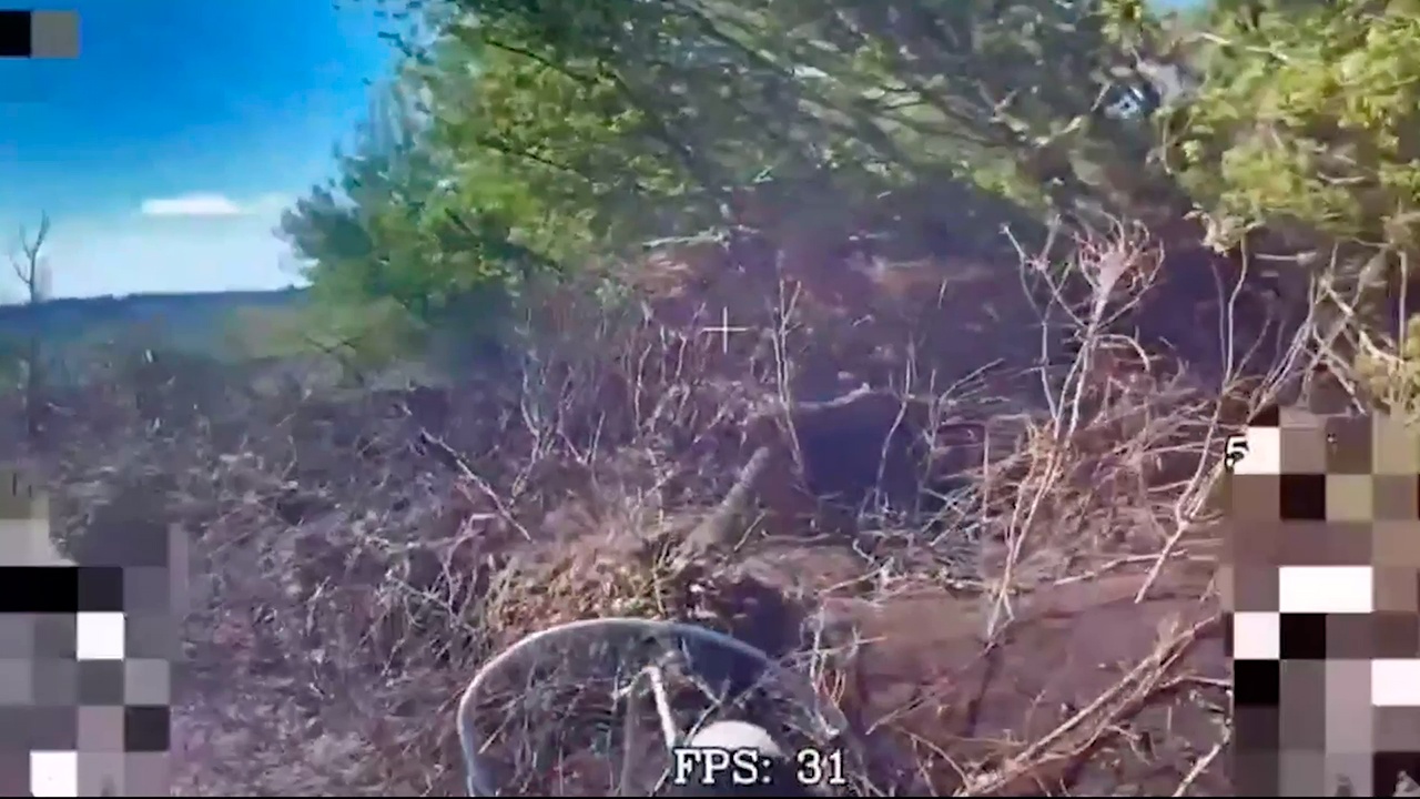 FPV-дроны ВС РФ на оптоволокне уничтожили гаубицу ВСУ в Запорожской области FPV-дроны ВС РФ на оптоволокне уничтожили гаубицу ВСУ в Запорожской области