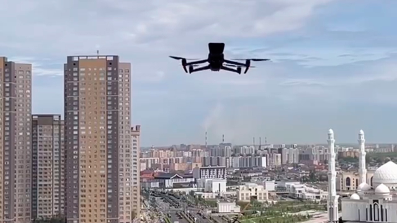 В Астане дрон запретил жительнице многоэтажки смотреть на парад из окна В Астане дрон запретил жительнице многоэтажки смотреть на парад из окна
