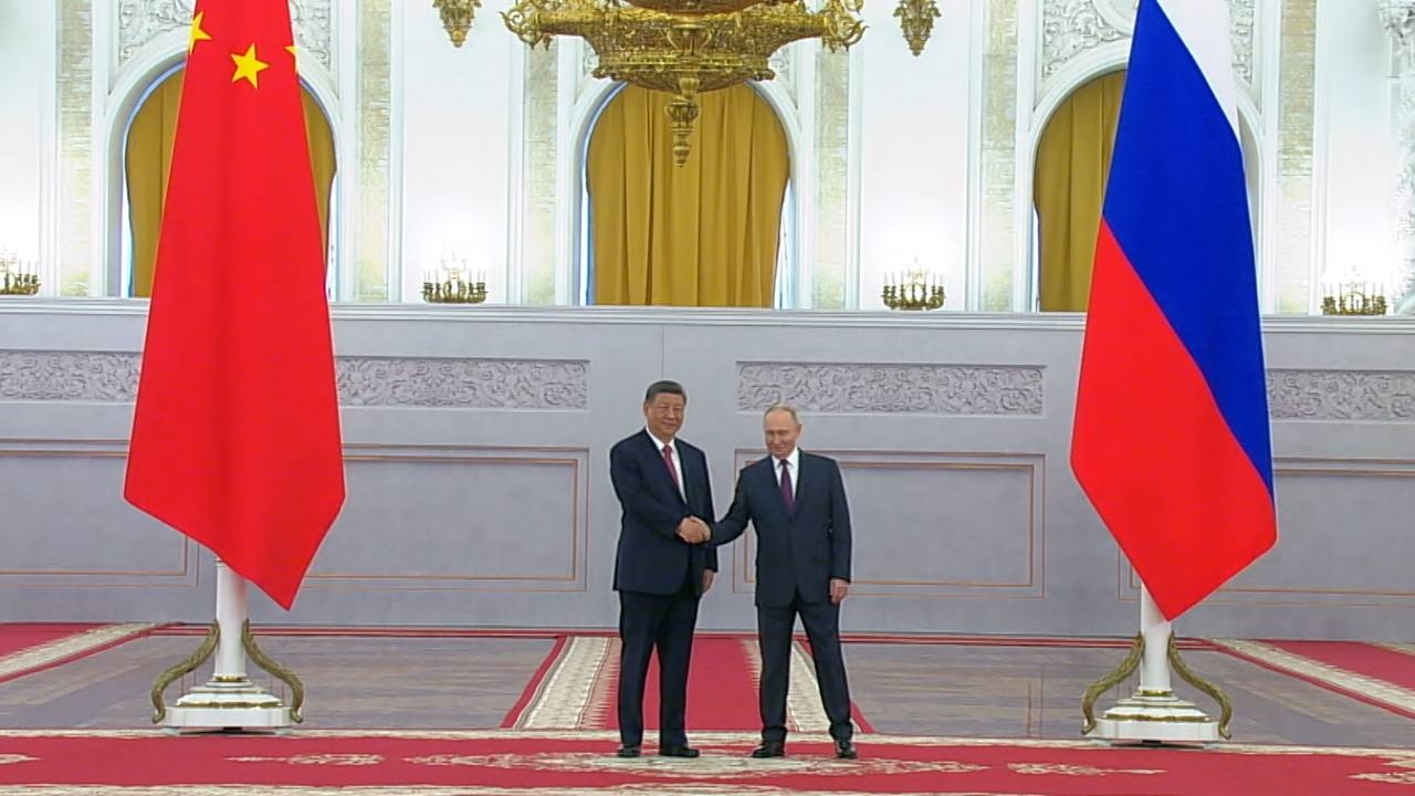 Путин начал переговоры с председателем КНР Си Цзиньпином в Кремле Путин начал переговоры с председателем КНР Си Цзиньпином в Кремле