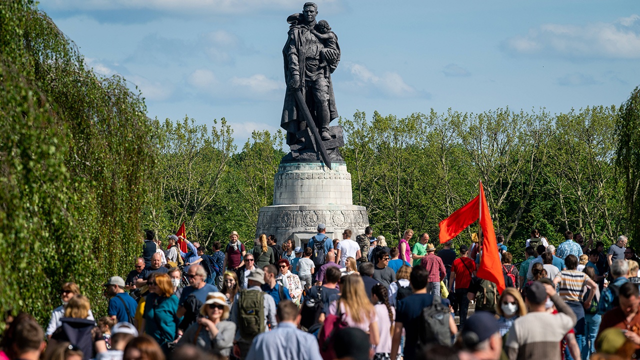 В Берлине запретили демонстрацию российской символики в День Победы В Берлине запретили демонстрацию российской символики в День Победы