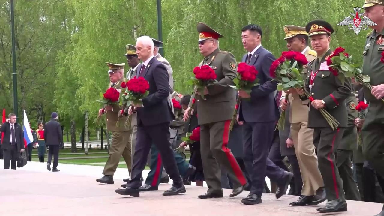 Белоусов и главы иностранных делегаций возложили цветы к Могиле Неизвестного Солдата Белоусов и главы иностранных делегаций возложили цветы к Могиле Неизвестного Солдата