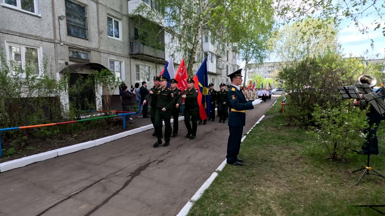 Оркестры во дворе: как бойцы поздравляют ветеранов ВОВ с 80-летием Победы Оркестры во дворе: как бойцы поздравляют ветеранов ВОВ с 80-летием Победы