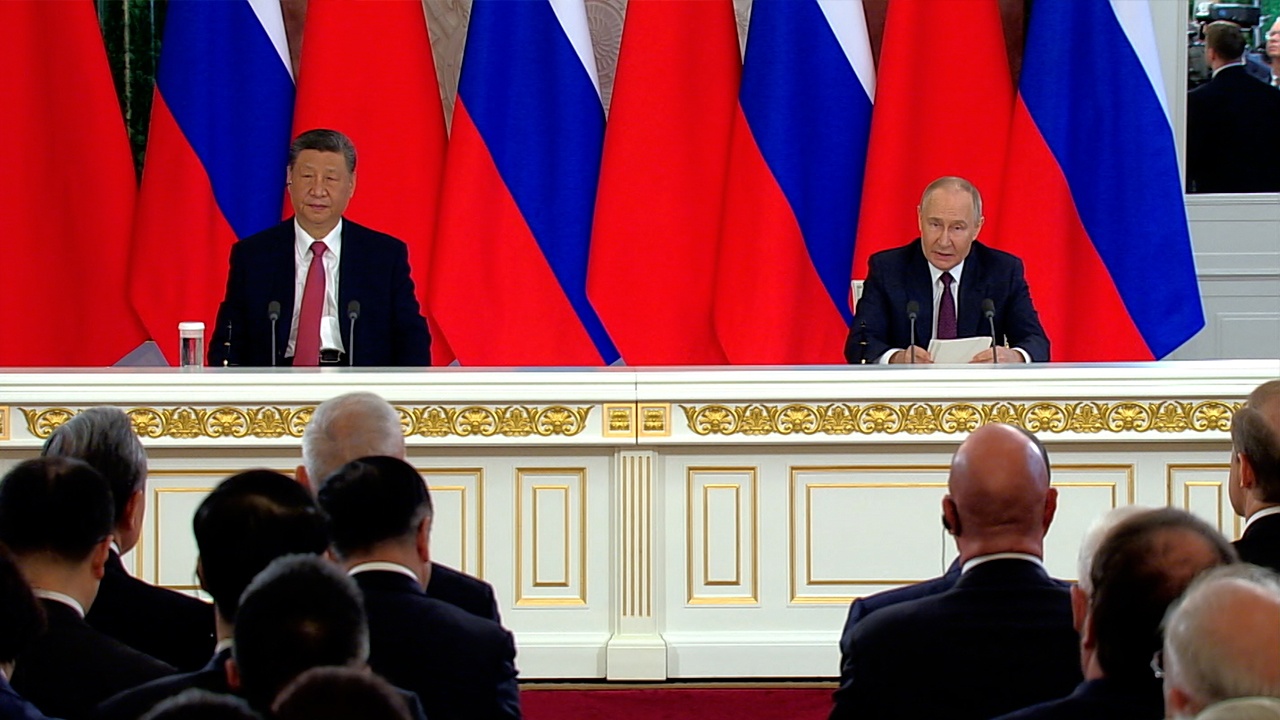 Путин и Си Цзиньпин приняли совместное заявление Путин и Си Цзиньпин приняли совместное заявление