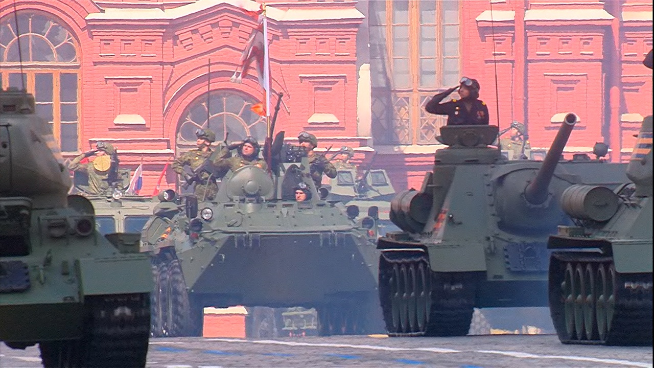 Механизированная колонна начала движение по Красной площади Механизированная колонна начала движение по Красной площади