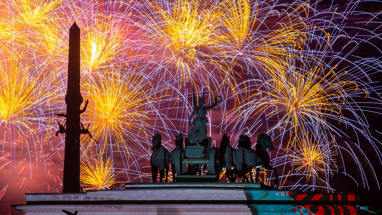 В небе над Москвой расцвели огни салюта в честь Дня Победы В небе над Москвой расцвели огни салюта в честь Дня Победы