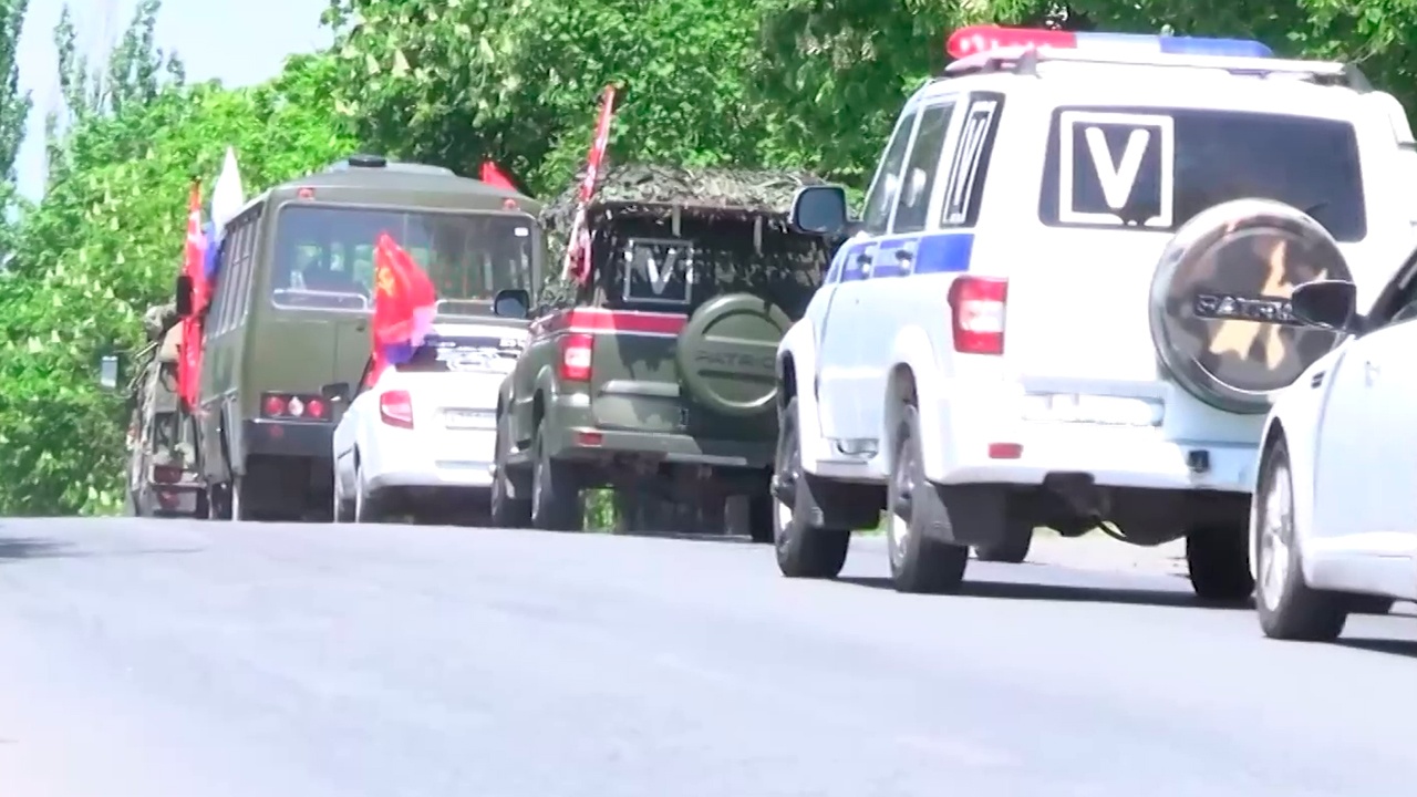Участники спецоперации в честь Великой Победы устроили автопробег по ДНР Участники спецоперации в честь Великой Победы устроили автопробег по ДНР