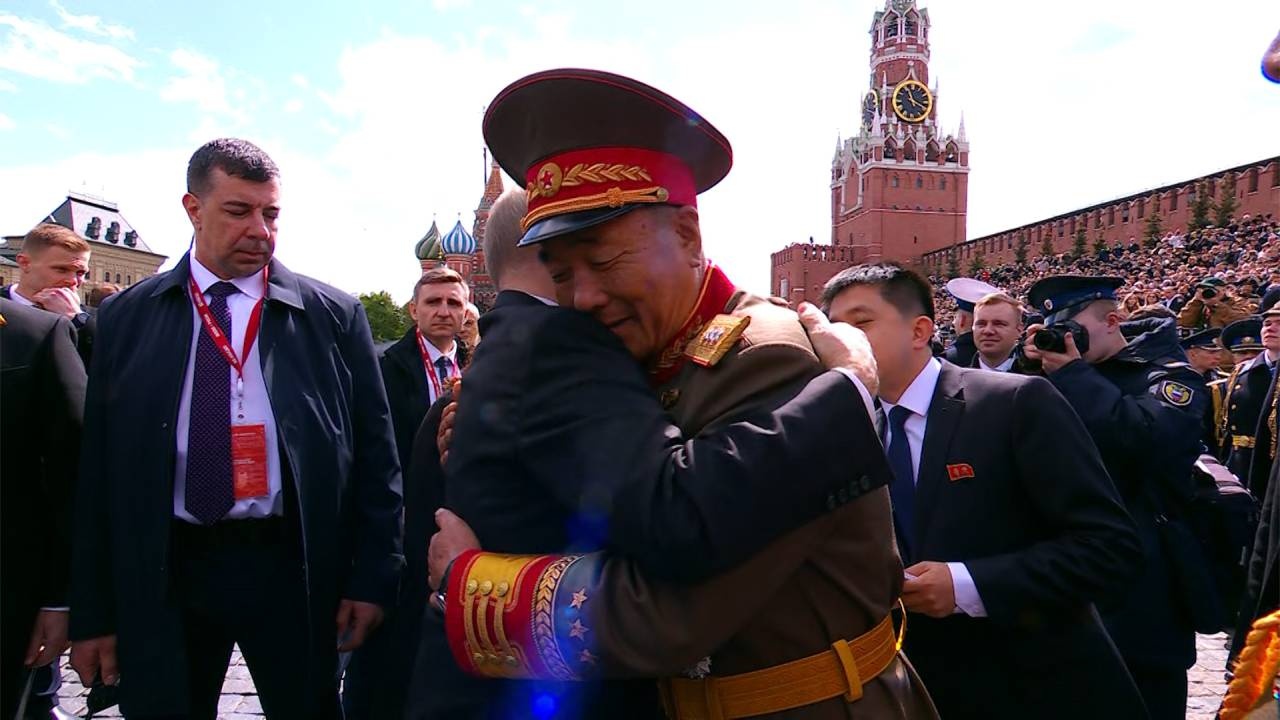 Путин после Парада обнял военного из КНДР Путин после Парада обнял военного из КНДР