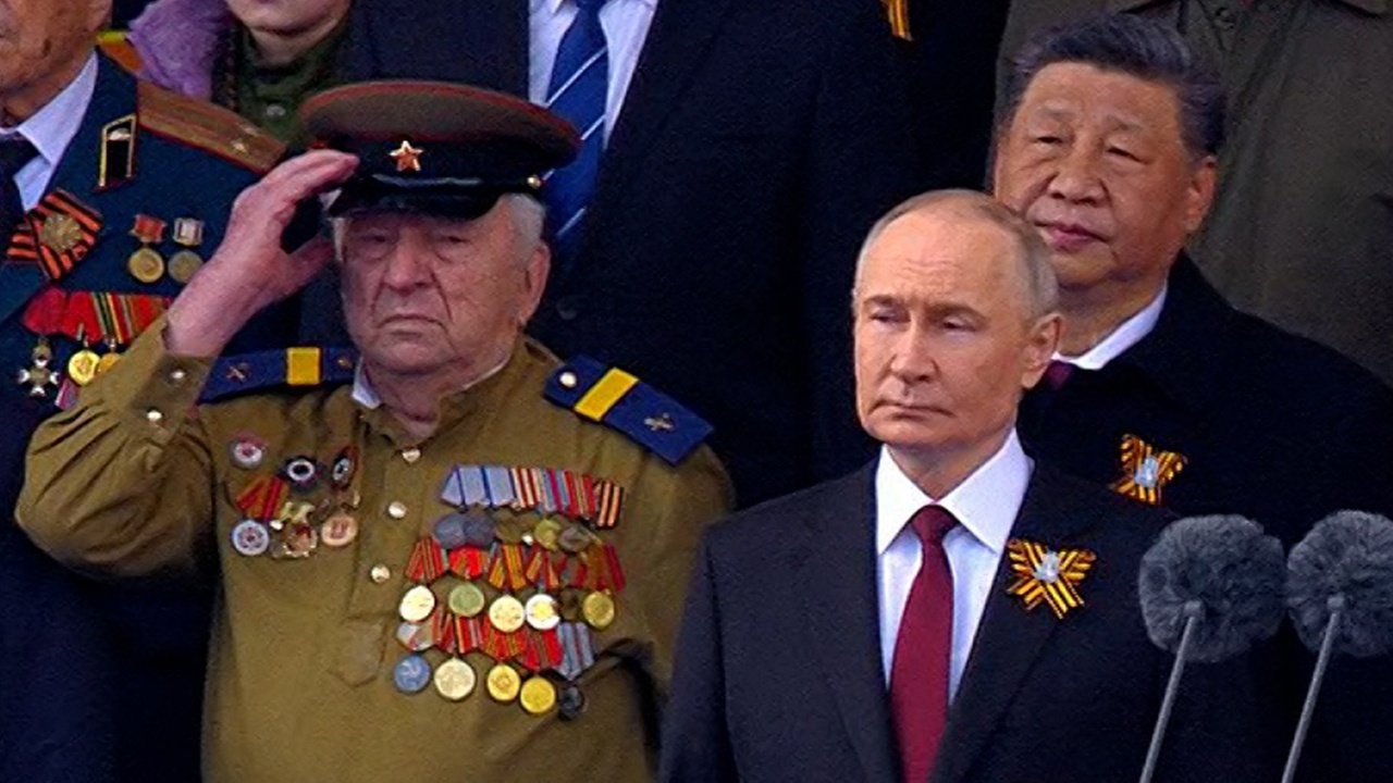 Бравший Берлин ветеран занял почетное место рядом с Путиным на Параде Бравший Берлин ветеран занял почетное место рядом с Путиным на Параде