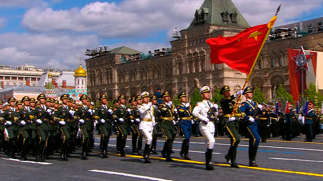 На Красную площадь в Москве вышли парадные расчеты иностранных государств На Красную площадь в Москве вышли парадные расчеты иностранных государств