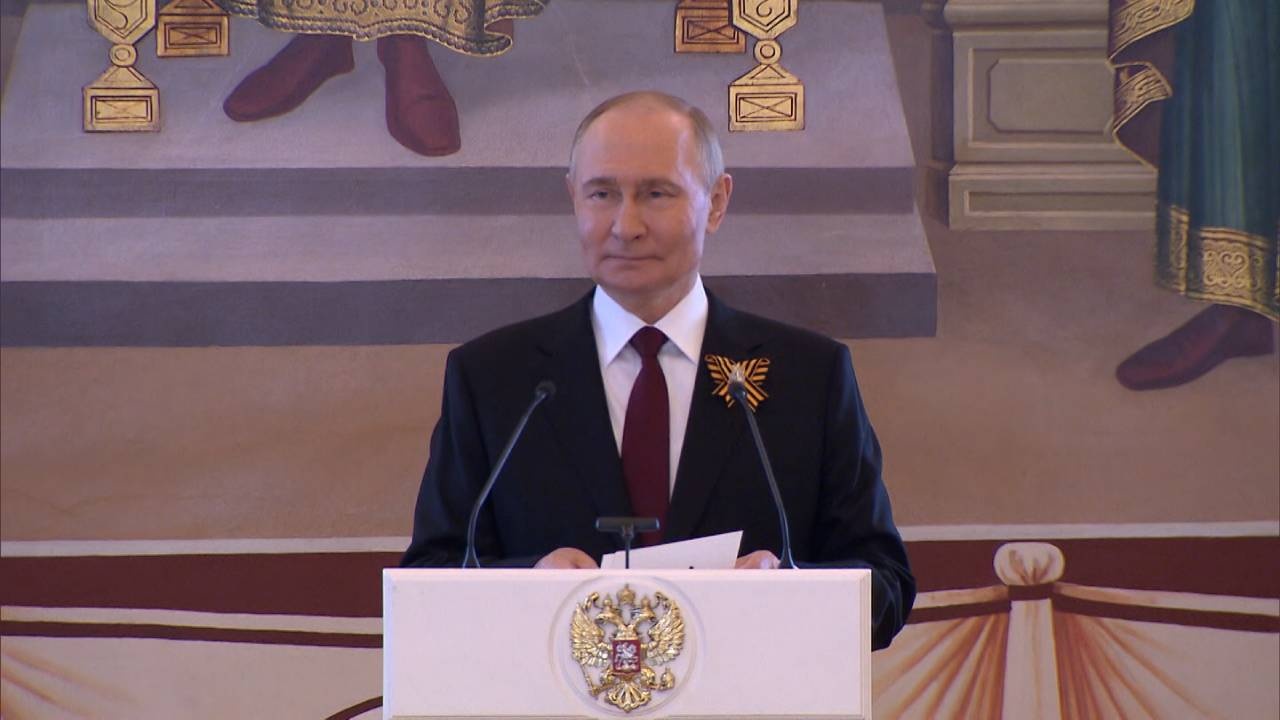 Путин в Кремле поднял тост за поколение победителей Путин в Кремле поднял тост за поколение победителей