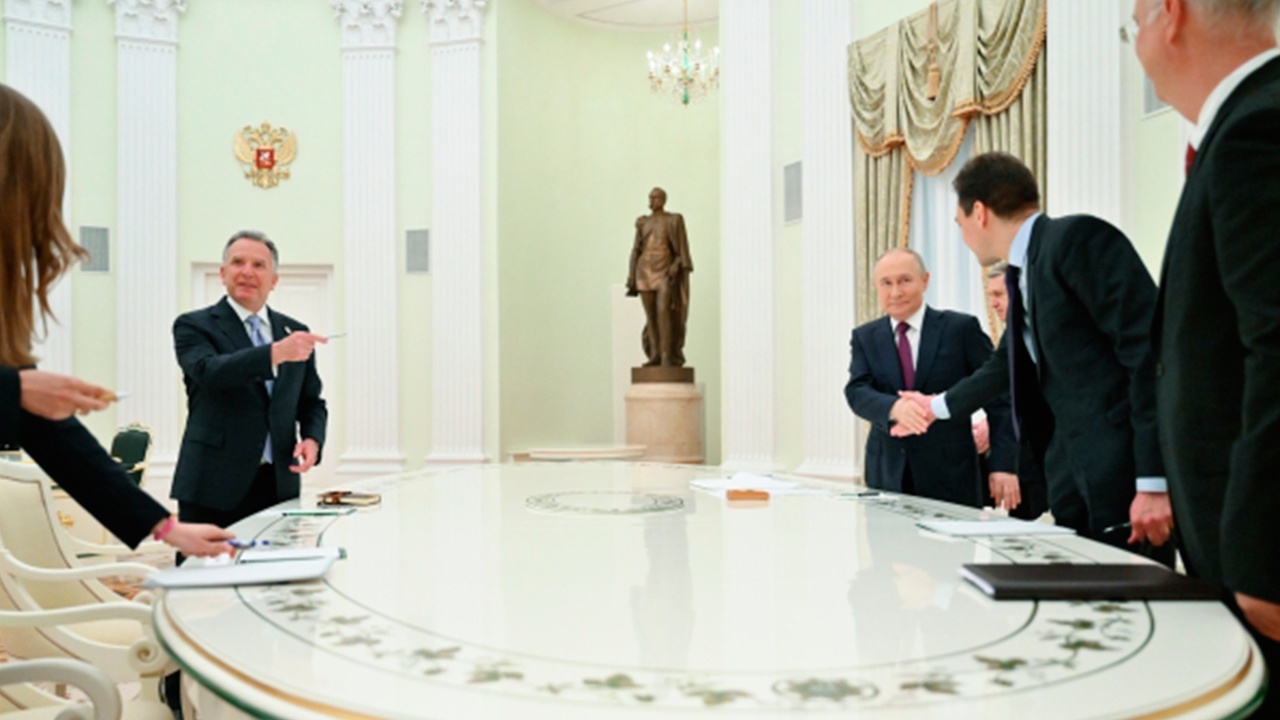 Уиткофф нарушил протокол, пользуясь услугами переводчиков из РФ в Кремле Уиткофф нарушил протокол, пользуясь услугами переводчиков из РФ в Кремле