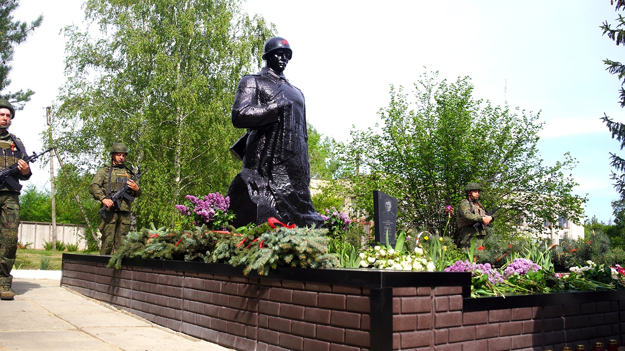 Мотострелки отреставрировали памятник героям Великой Отечественной в ЛНР Мотострелки отреставрировали памятник героям Великой Отечественной в ЛНР