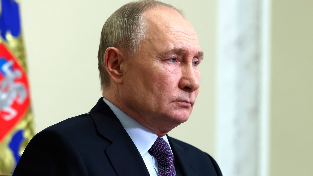 Путин прослезился при просмотре фрагментов нового фильма о войне Путин прослезился при просмотре фрагментов нового фильма о войне