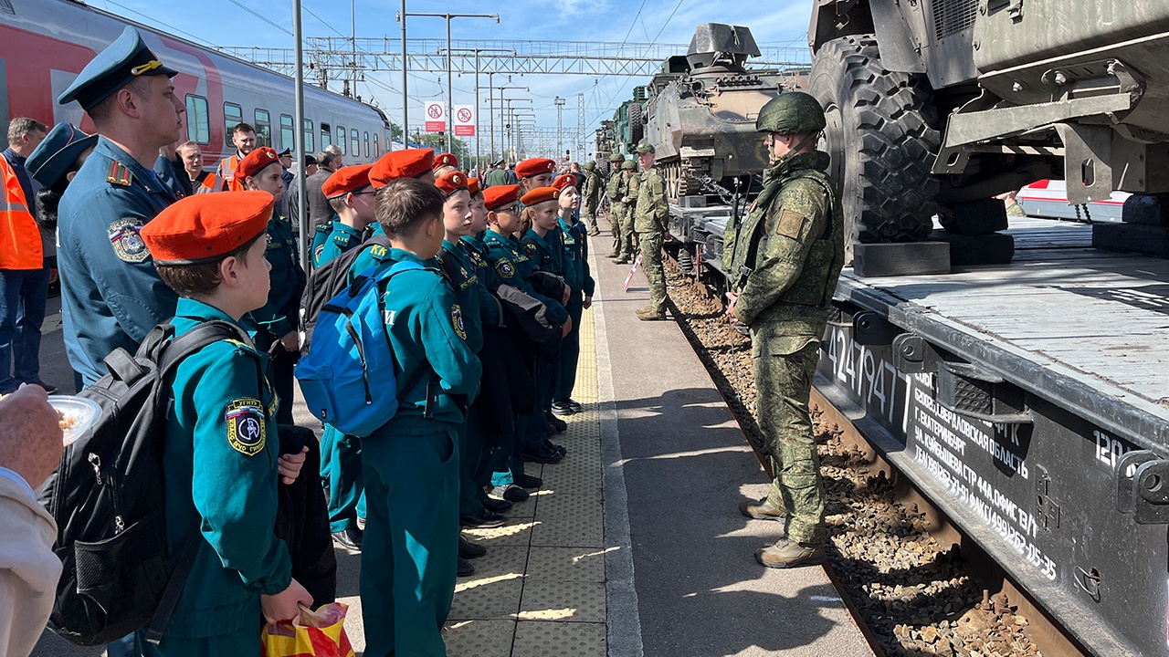 Жители Уфы посетили агитпоезд Минобороны РФ с трофеями СВО Жители Уфы посетили агитпоезд Минобороны РФ с трофеями СВО