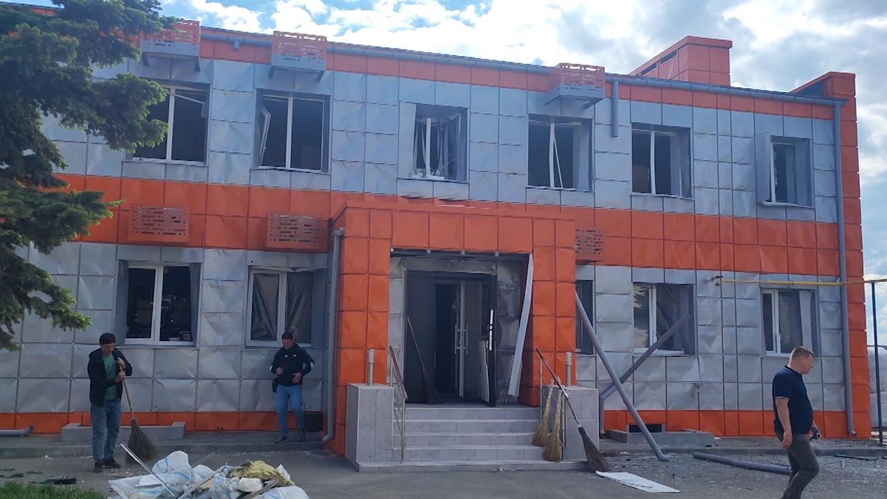 ВСУ умышленно атаковали пожарных, приехавших тушить огонь в Луганске ВСУ умышленно атаковали пожарных, приехавших тушить огонь в Луганске