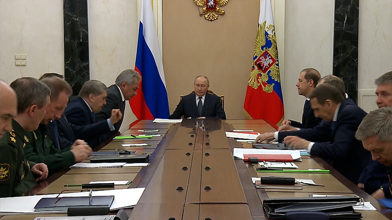 Путин вечером провел в Кремле совещание по подготовке переговоров с Киевом Путин вечером провел в Кремле совещание по подготовке переговоров с Киевом