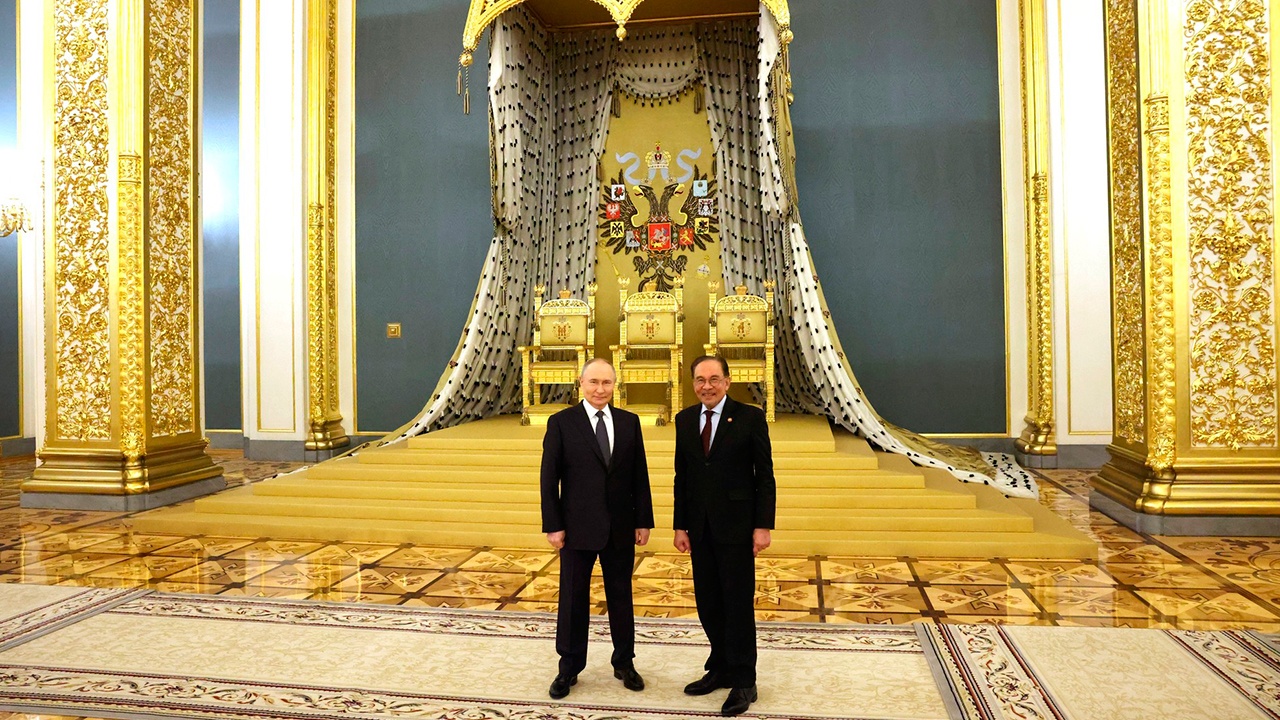 Премьер Малайзии задумался о реакции жены из-за загадки Путина