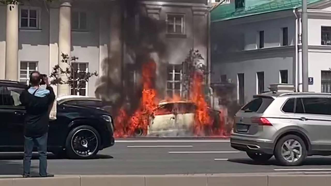 В Москве перекрыли Садовое кольцо из-за горящей машины В Москве перекрыли Садовое кольцо из-за горящей машины