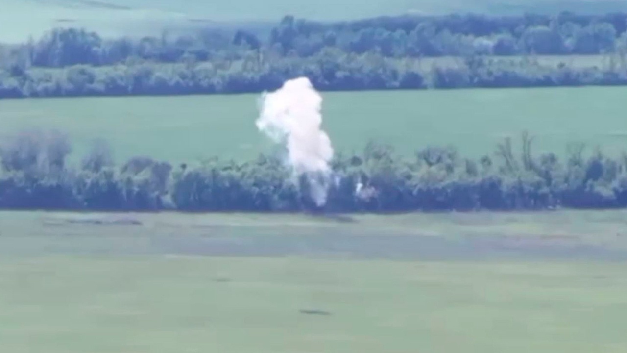 Т-72 ВСУ не смог укрыться от «Ланцета» в лесополосе у Зеленого Поля Т-72 ВСУ не смог укрыться от «Ланцета» в лесополосе у Зеленого Поля