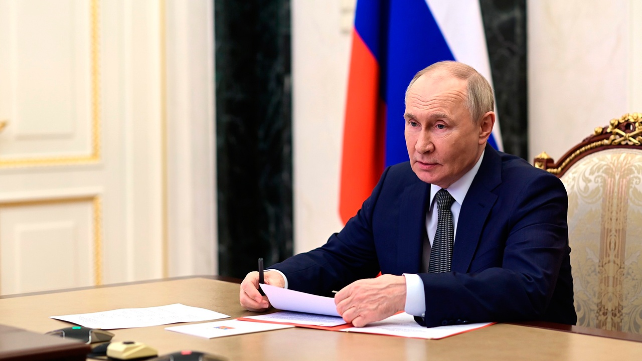 Путин обсудил с Совбезом вопросы информационной безопасности Путин обсудил с Совбезом вопросы информационной безопасности