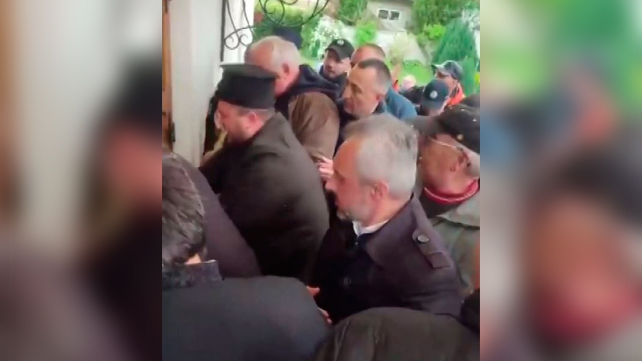 Сторонники ПЦУ срезали замки и захватили храм на западе Украины Сторонники ПЦУ срезали замки и захватили храм на западе Украины