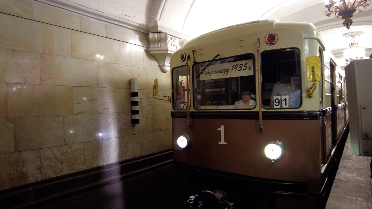 В Москве стартовал парад поездов в честь 90-летия метрополитена В Москве стартовал парад поездов в честь 90-летия метрополитена