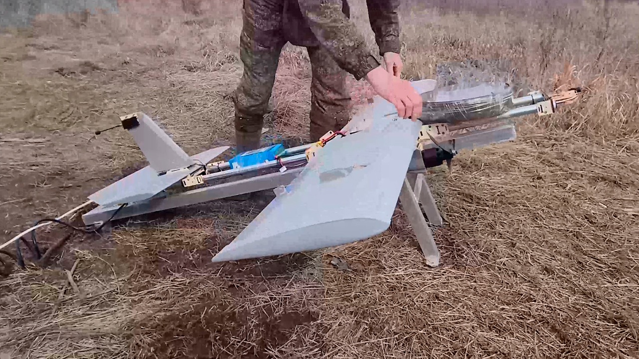 Бойцы показали разгром опорника дроном «Молния-1» с миной на борту Бойцы показали разгром опорника дроном «Молния-1» с миной на борту