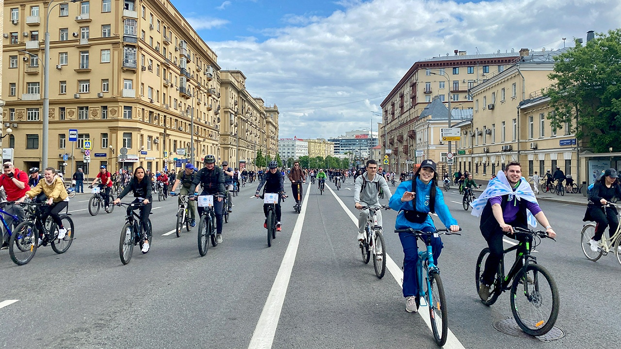 В Москве перекрыли движение по Садовому кольцу из-за велопробега В Москве перекрыли движение по Садовому кольцу из-за велопробега